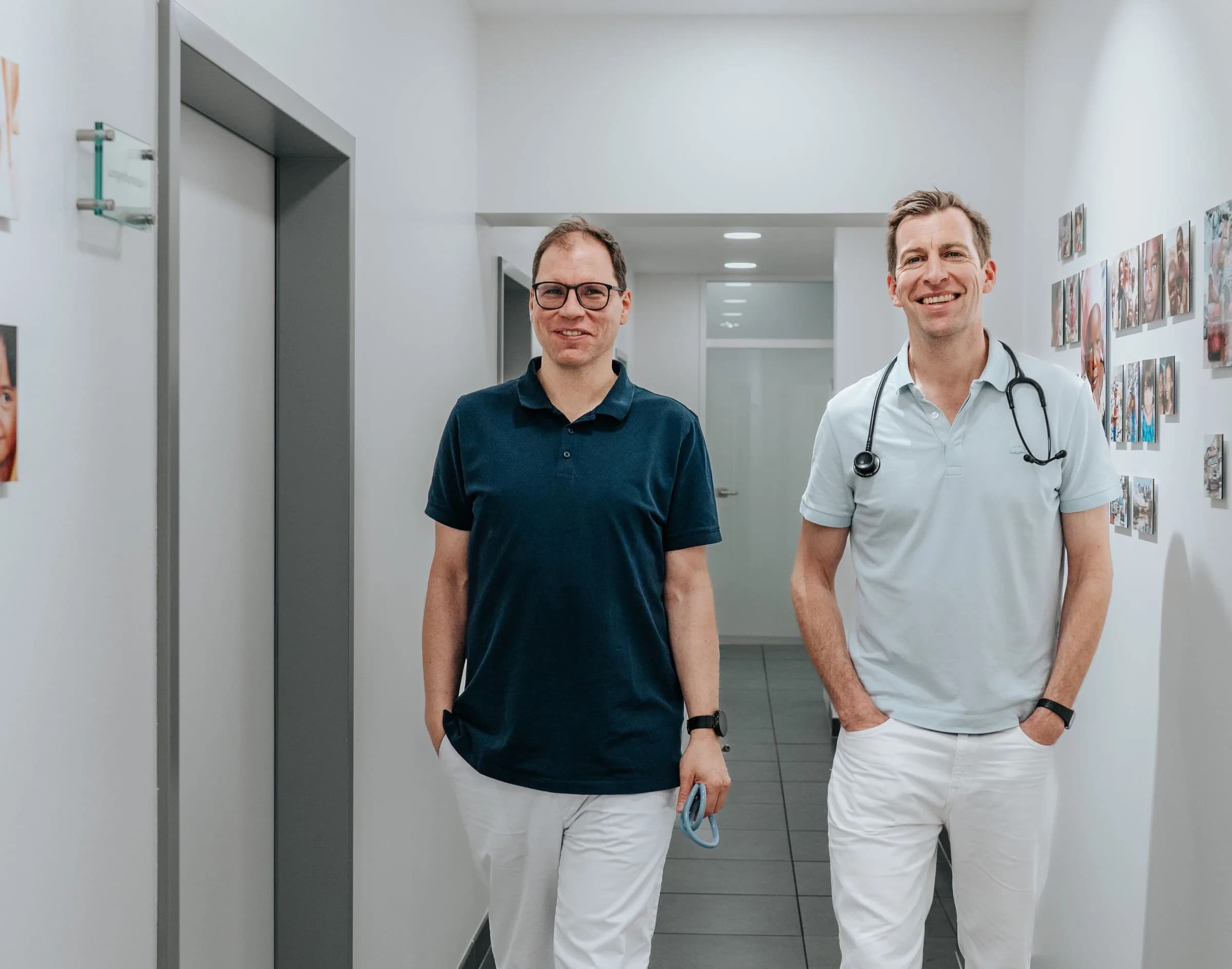 Dr. Mehls und Dr. Strasen im Flur der Praxis